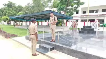 उन्नाव: उन्नाव एसपी दीपक भूकर ने शुक्रवार को साप्ताहिक परेड की सलामी ली और परेड का निरीक्षण किया