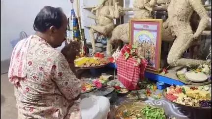 বহরমপুর: নিয়ম মেনে সোজা রথের দিন বহরমপুরের শতাব্দি প্রাচীন সেন বাড়ির দুর্গা পুজোর হ'ল কাঠামো পুজো