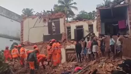 ചാലക്കുടി: കൊടകരയിൽ കനത്ത മഴയിൽ കെട്ടിടം തകർന്നുവീണ് മൂന്ന് ഇതര സംസ്ഥാന തൊഴിലാളികൾക്ക് ദാരുണാന്ത്യം