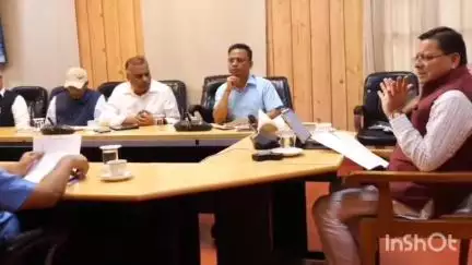 देहरादून: सीएम धामी ने शासकीय आवास में राजस्व और सिंचाई विभाग की बैठक की