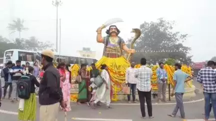 ಮೈಸೂರು: ಮೊದಲನೇ ಆಷಾಢ ಶುಕ್ರವಾರದ ಪ್ರಯುಕ್ತ ಮಹಾಲಕ್ಷ್ಮಿ ಅಲಂಕಾರದಲ್ಲಿ ಕಂಗೊಳಿಸಿದ ತಾಯಿ ಚಾಮುಂಡೇಶ್ವರಿ