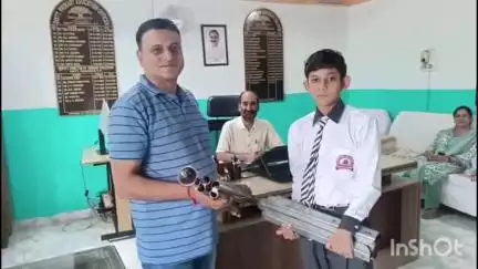 हमीरपुर: फोल्डिंग फलैग पोल मॉडल के चयन पर प्राथमिक शिक्षा उपनिदेशक ने राष्ट्रीय स्तरीय इंस्पायर अवार्ड के लिए दी बधाई