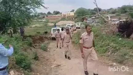 धौलपुर: बड़ापुरा गांव में अवैध बजरी का स्टॉक करने वालों के खिलाफ एसपी सुमित मेहरड़ा का कड़ा प्रहार