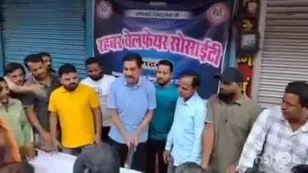 गढ़वा: गढ़वा शहर के गददेवी मोड़ पर रहबर वेलफेयर सोसायटी ने दिहाड़ी मजदूरों को छाते वितरित किए