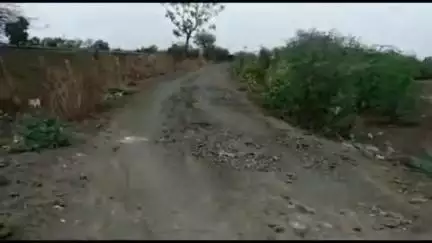 दारव्हा: गहूळपेंड-मुंढळ पांदन रस्त्याचे काम निकृष्ट दर्जाचे, सामाजिक कार्यकर्ते संदीप राठोड यांची पं.. स.कडे तक्रार