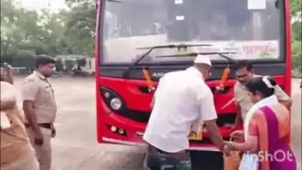 हिंगणघाट: विठ्ठल भक्तांसाठी शहरातील आगारातून पंढरपूराठी रोज एक लालपरी सुटणार:बसची पुजा करून बस पंढरपूरकडे रवाना