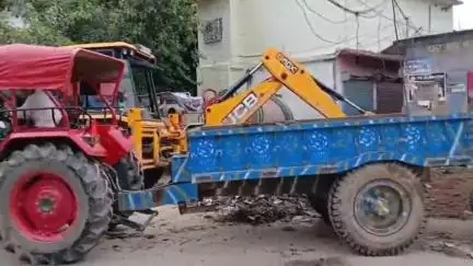 कोचाधामन: मुहर्रम पर्व को लेकर बिशनपुर करबला मैदान में पंचायत स्तर से सफाई कार्य शुरू, मुखिया ने किया निरीक्षण