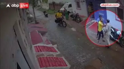 उत्तर प्रदेश के झांसी से एक चौंकाने वाला वीडियो आया... जहां पुलिस के सिपाही की एक युवक से मारपीट हो गई... इस दौरान सिपाही की वर्दी