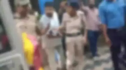 নবগ্রাম: পদ্মশ্রীধারী মহারাজের বিরুদ্ধে ধর্ষণ ও জোরপূর্বক গর্ভপাতের অভিযোগে তোলপাড়! নবগ্রাম থানায় লিখতে অভিযোগ করেন মহিলা