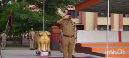 बलिया: पुलिस अधीक्षक ओमवीर सिंह ने परेड ग्राउंड पुलिस लाइन बलिया में ली परेड की सलामी