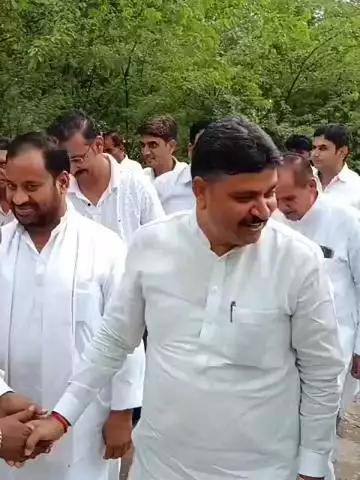 अलवर: अलवर के स्मृति वन में पूर्व सांसद युवरानी महिंद्रा कुमारी की पुण्यतिथि पर श्रद्धांजलि कार्यक्रम में नेता प्रतिपक्ष शामिल हुए