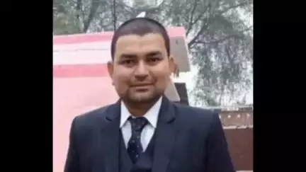 मोठ: चिरगांव थाना क्षेत्र के ग्राम करगुवां के समीप दो ट्रकों की आमने-सामने हुई टक्कर, एक व्यक्ति की हुई मौत व दो लोग हुए घायल