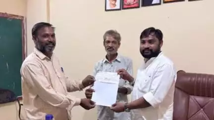 છોટાઉદેપુર: ભારે વરસાદના કારણે તાલુકામાં થયેલ નુકસાન અંગે તાલુકા પંચાયત ખાતે લાભાર્થીઓને ભાજપના યુવા નેતાની ઉપસ્થિતિમાં ચેક અપાયા.