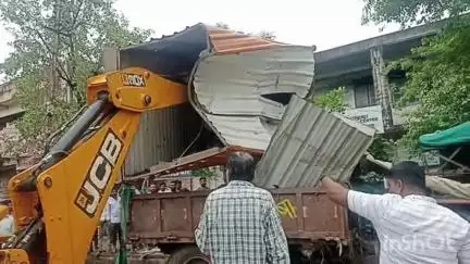 खामगाव: अतिक्रमणाविरोधात नगर पालिका ॲक्शन मोडवर
 नगरपरिषद पासून अतिक्रमण काढण्यास सुरुवात