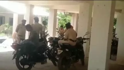 गायघाट: पिरौंछा चौक के पास एनएच-27 पर पुलिस को देखकर भागा गांजा कारोबारी, दस किलो गांजा बरामद