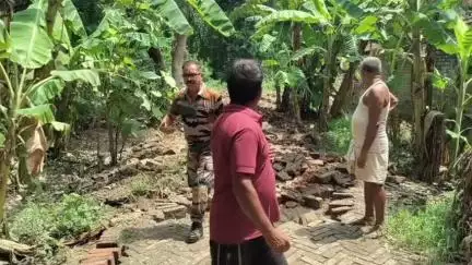 सहदेई बुजुर्ग: सहदेई बुजुर्ग पंचायत के वार्ड 01 में मनरेगा योजना से बनी सड़क को असमाजिक तत्वों ने उखाड़ा