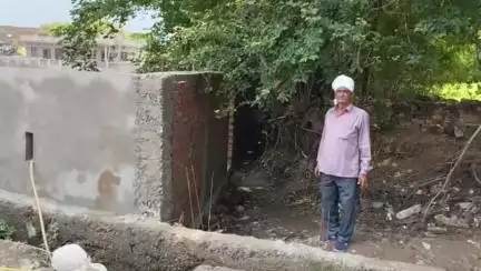 कौंच: गांधी नगर में नगर पालिका पर अवैध रूप से बाउंड्रीवाल बनाने का आरोप, पीड़ित ने दी जानकारी