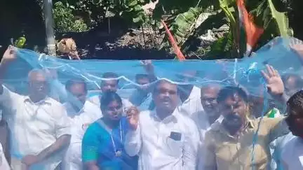 பாளையங்கோட்டை: இலந்தை குளத்தில் காங்கிரஸ் கட்சி சார்பில் நூதனப் போராட்டம்.