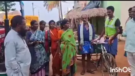 రామసముద్రం మండలంలోని ఎలకపల్లి పంచాయతిలో శుక్రవారం ఇంటింటి చెత్త సేకరణ పై ఎంపీడీఓ గఫుర్ అవగాహన కల్పించారు.