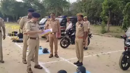 नवाबगंज: पुलिस लाइन स्थित परेड में ग्राउंड प्रभारी एसपी ने परेड की सलामी ली, उसके बाद परेड व पुलिस लाइन का किया निरीक्षण