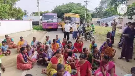 நாட்றாம்பள்ளி: கழிவுநீர் கால்வாய்க்கு தோண்டப்பட்ட பள்ளம் சரி செய்யாததால் வெலக்கல்நத்தத்தில் அரசு பேருந்தை சிறைப்பிடித்து சாலை மறியல்