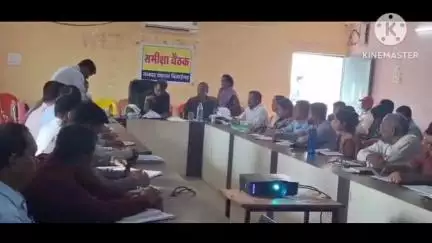 कलेक्टर डॉ. संजय कन्नौजे ने बिलाईगढ़ में विभिन्न विभागों की समीक्षा की, लापरवाह अधिकारियों पर कार्रवाई के दिए निर्देश