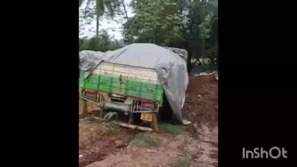 തിരൂര്‍: പുത്തൂർ ബൈപ്പാസ് ജംഗ്ഷനിൽ ലോറി പാടത്തേക്ക് മറിഞ്ഞ് അപകടം