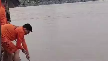 छोटी सरवन: दानपुर थाना क्षेत्र की कुंदन नदी में बाइक समेत चालक बहा, बाइक को नदी से बाहर निकाल लिया गया है