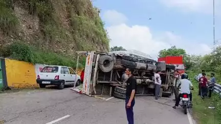 चिंतपूर्णी में कैंटर और कार के बीच हुई टक्कर, सड़क के बीच पलटा कैंटर