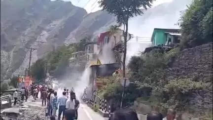 धरवाला: चंबा भरमौर मार्ग पर धरवाला के पास दडोग में एक दुकान में आग लगने से मची अफरा-तफरी
