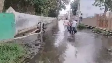 सहसवान: मोहल्ला सैफुल्लागंज में खबर का हुआ असर, पंप सेट से निकाला जा रहा सड़क पर जमा पानी #jansamasya
