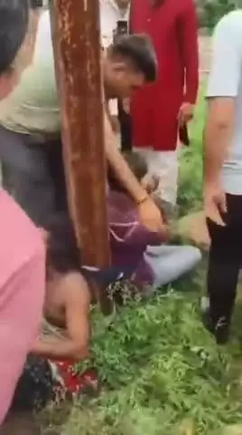 सीहोर नगर: बच्ची के अपहरण से पहले महिलाओं के वेश में दो युवक पकड़े गए, लोगों ने खंभे से बांधा