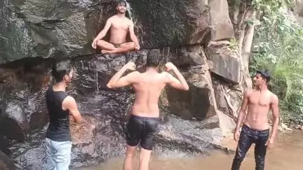 गयाजी के कोसडिहरा हदहदवा महादेव में  गर्मी में जलप्रपात का मजा लेते पर्यटक।