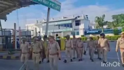 अजीतमल: इटावा में उपद्रव को लेकर टोल प्लाजा पर एसपी के आदेश पर पुलिस सक्रिय, भारी फोर्स तैनात, वाहनों की हुई जांच