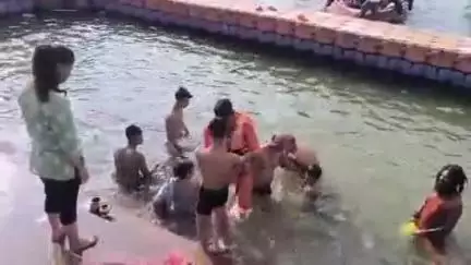 वाराणसी के मीर घाट पर गंगा में स्नान करते समय डूब रहे 13 वर्षीय प्रतीक की NDRF की तत्परता से बची जान