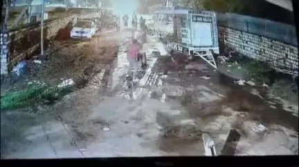 शिवपुरी नगर: बीटीपी स्कूल के पास सीसीटीवी में कैद हुई मारपीट, दो दोस्तों को दौड़ा-दौड़ाकर पीटा, चार अज्ञात पर मामला दर्ज
