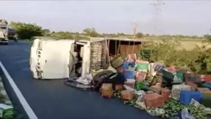 कालपी: ग्राम भभुआ की मजार के पास अचानक टायर फटने से आम से भरा लोडर सड़क पर पलटा, सड़क पर फैले आम