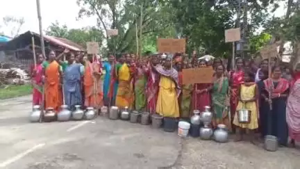 হবিবপুর: পানীয় জলের দাবিতে কানতুর্কা-জাজইল রাজ্য সড়কে পথ অবরোধ করে আন্দোলন বড়াইল গ্রামের মহিলাদের #jansamasya