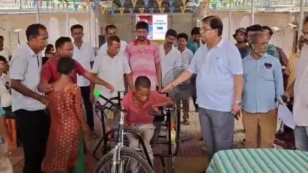দিনহাটা ১: উত্তরবঙ্গ উন্নয়ন মন্ত্রী উদয়ন গুহর উদ্যোগে বিশেষভাবে সক্ষমদের হাতে তুলে দেওয়া হল ট্রাই সাইকেল