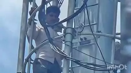 सोहावल: सोहावल तहसील के बरई गांव निवासी ने अपनी मांग को लेकर सदर तहसील में मोबाइल टावर के ऊपर चढ़ाई की