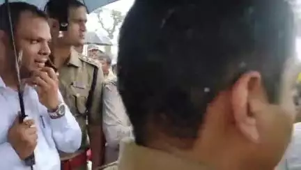 खातेगांव: भारी बारिश में खिबनी खुर्द पहुंचे कलेक्टर और एसपी, 100 आदिवासी परिवारों से की मुलाकात