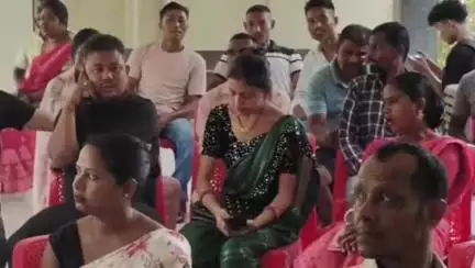 ঢেকিয়াজুলি ভাগ: বৰছলা সমষ্টিৰ ঢেকীয়াজুলিস্থিত বিধায়ক সেৱা কেন্দ্ৰত ৰাইজৰ বিভিন্ন সমস্যাকলৈ  মত বিনিময় সভা বিধায়ক গনেশ কুমাৰ লিম্বুৰ