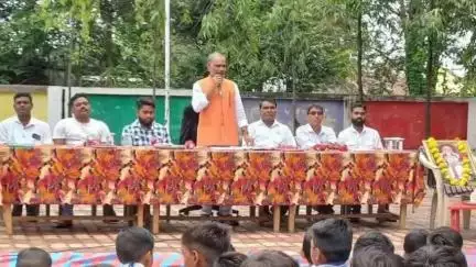 જેતપુર પાવી: સાંસદ જશુભાઈ રાઠવા કોલીયારી પ્રાથમિક શાળામાં શાળા પ્રવેશ ઉત્સવ કાર્યક્રમમાં ઉપસ્થિત રહ્યા.