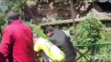 राजगढ़ी: एसडीआरएफ, पुलिस व राजस्व विभाग की टीम ने नौ कैंची बैंड के पास मलबे में दबे दो लापता लोगों की तलाश के लिए अभियान चलाया