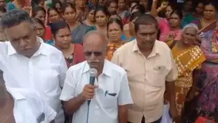 திருப்பூர் தெற்கு: தொடக்க கூட்டுறவு வங்கி பணியாளர்கள் சங்கம் சார்பில் கலெக்டர் அலுவலகம் முன்பாக கண்டன ஆர்ப்பாட்டம் நடைபெற்றது