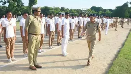 रामपुर: शुक्रवार को पुलिस लाइन में पुलिस अधीक्षक ने परेड की सलामी लेकर किया निरीक्षण