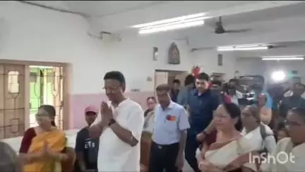 কলকাতা: আজ শুভ রথযাত্রা উপলক্ষে দক্ষিণ কলকাতার চেতলার নবনীড় বৃদ্ধাশ্রমে দিঘার জগন্নাথ মহাপ্রভুর প্রসাদ বিতরণ করলেন মেয়র