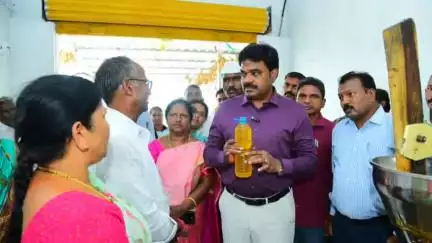 యాజిలి గ్రామంలో PMFE ఫుడ్ ప్రాసెసింగ్ యూనిట్ ను పరిశీలించి వంట నూనెను కొనుగోలు చేసిన కలెక్టర్ వెంకట్ మురళి
