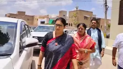 बीकानेर: पूर्व केंद्रीय मंत्री स्मृति ईरानी ने बीकानेर दौरे के दौरान मंत्री अर्जुनराम मेघवाल के निवास पर पाना देवी से की मुलाकात
