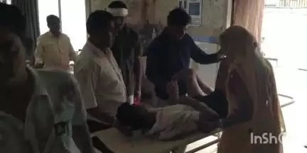 डही: फिफेडा में जेसीबी वाहन ने खड़ी बाइक को मारी टक्कर, बाइक सवार घायल, 108 वाहन से अस्पताल पहुंचाया गया